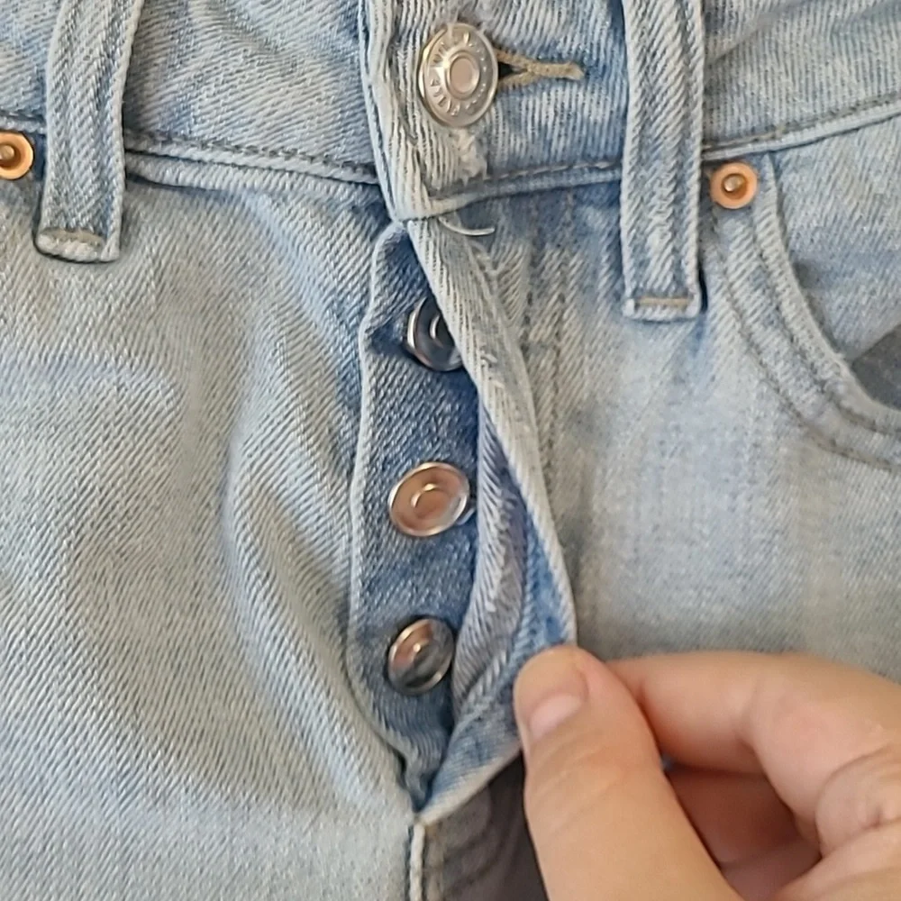 ☀️High-rise button up jean shorts ✨️ light wash✨️ like new! Size 2 - Picture 2 of 7